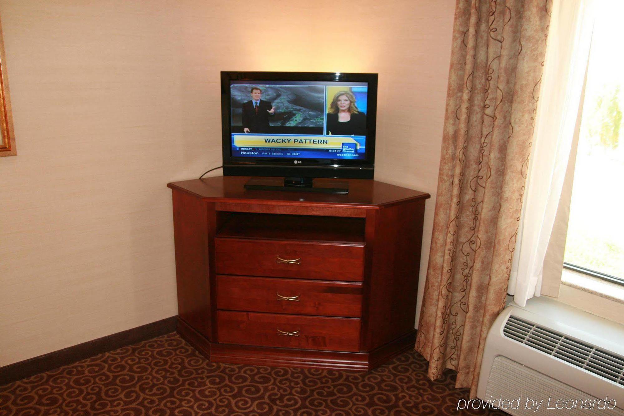 Hampton Inn & Suites Greensburg Room photo